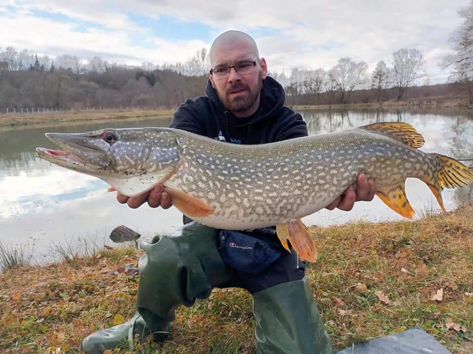 Lake Fishing Resort Lukinic Brdo Bagian luar foto